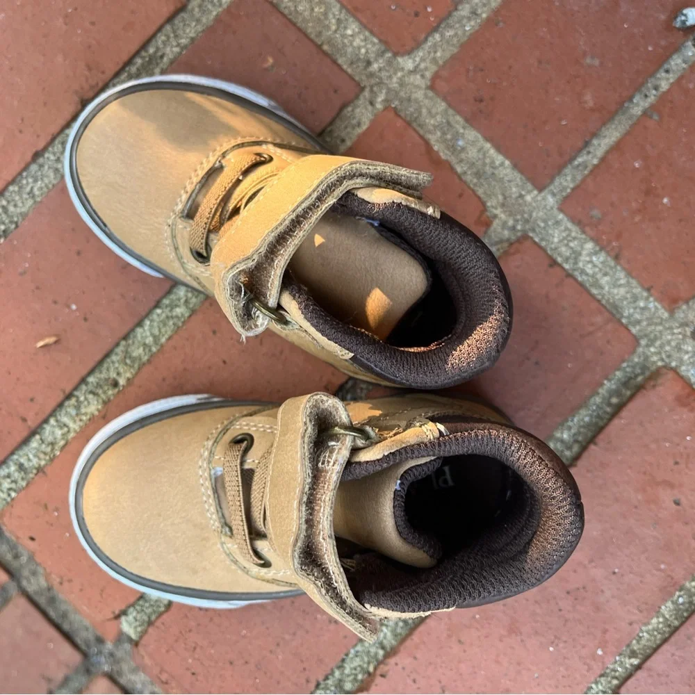 🆕 The Children’s Place Kids Tan High-Top Sneaker boot 5